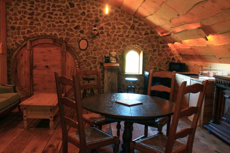 Chaque maison de hobbit, d'une surface de 49m², est semi-enterrée.