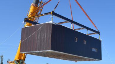 Installation d'une maison container avec une grue.