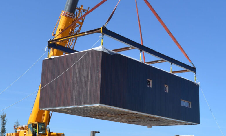 Installation d'une maison container avec une grue.