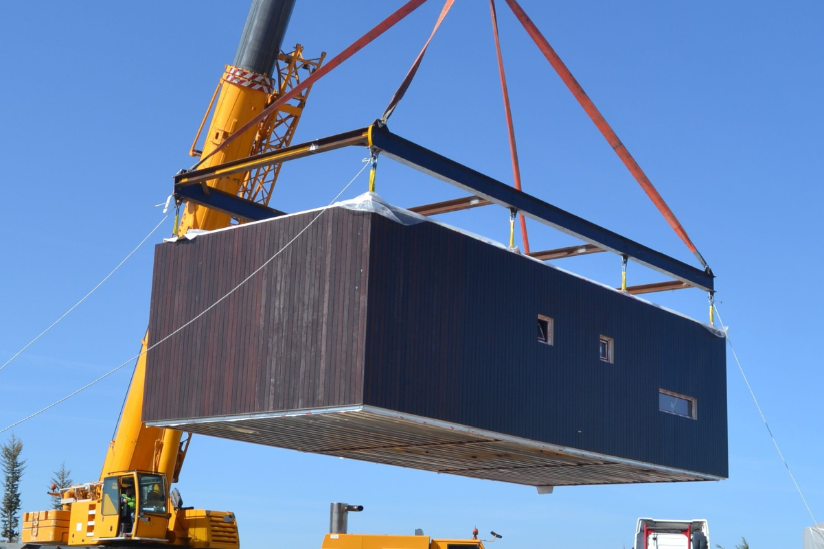 Installation d'une maison container avec une grue.