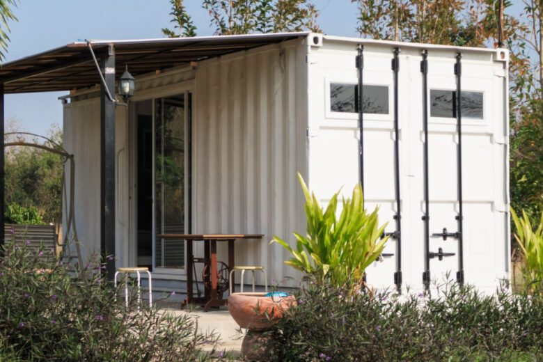 Un abris de jardin construit sur le fondement d'une maison container.