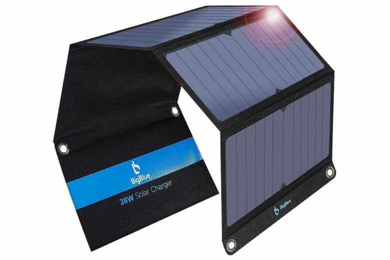 Un dispositif solaire pliable et portable à quatre panneaux. 