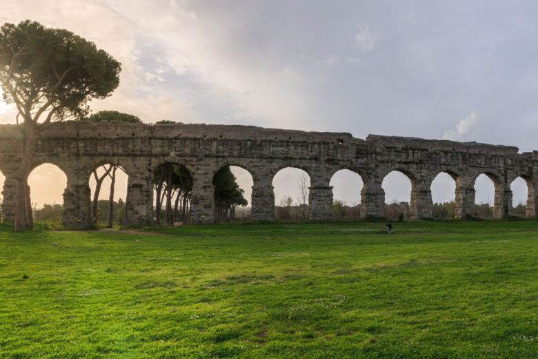 Ruines de l'aqueduc romain Aqua Claudia dans le parc Parco degli Acquedotti, Rome, Italie