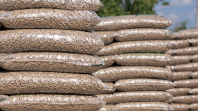 Des sacs de granulés de bois sur palette.