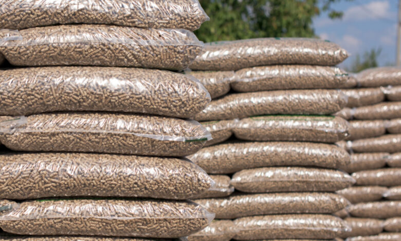 Des sacs de granulés de bois sur palette.