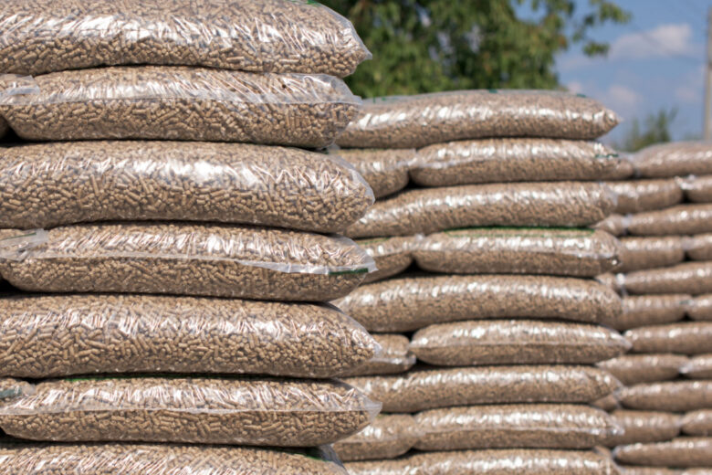 Des sacs de granulés de bois sur palette.