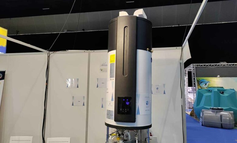 L'invention d'un chauffe-eau à impact économique et environnemental réduit, pour la production d'eau chaude sanitaire