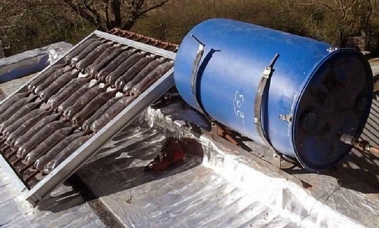 Un chauffe-eau solaire fabriqué avec des bouteilles en plastique.