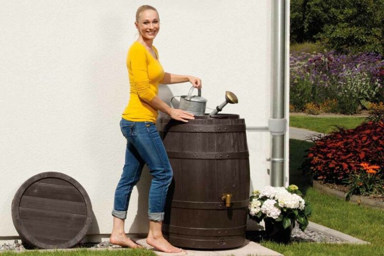 Un récuperateur d'eau de pluie design en forme de tonneau en bois.