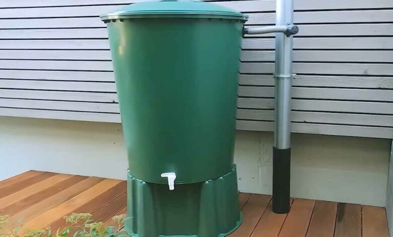 Un récupérateur d'eau de pluie connecté à une gouttière.