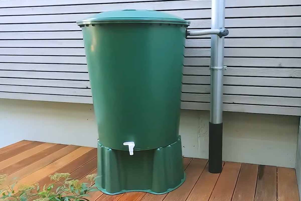Un récupérateur d'eau de pluie connecté à une gouttière.