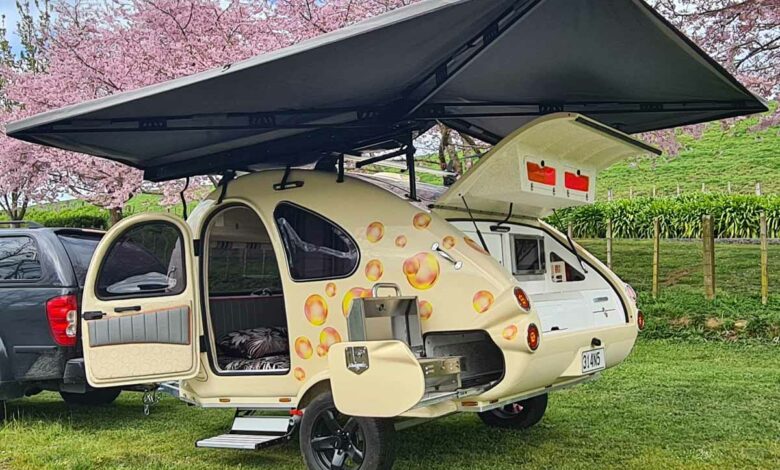 Une mini caravane Teardrop tout équipée.