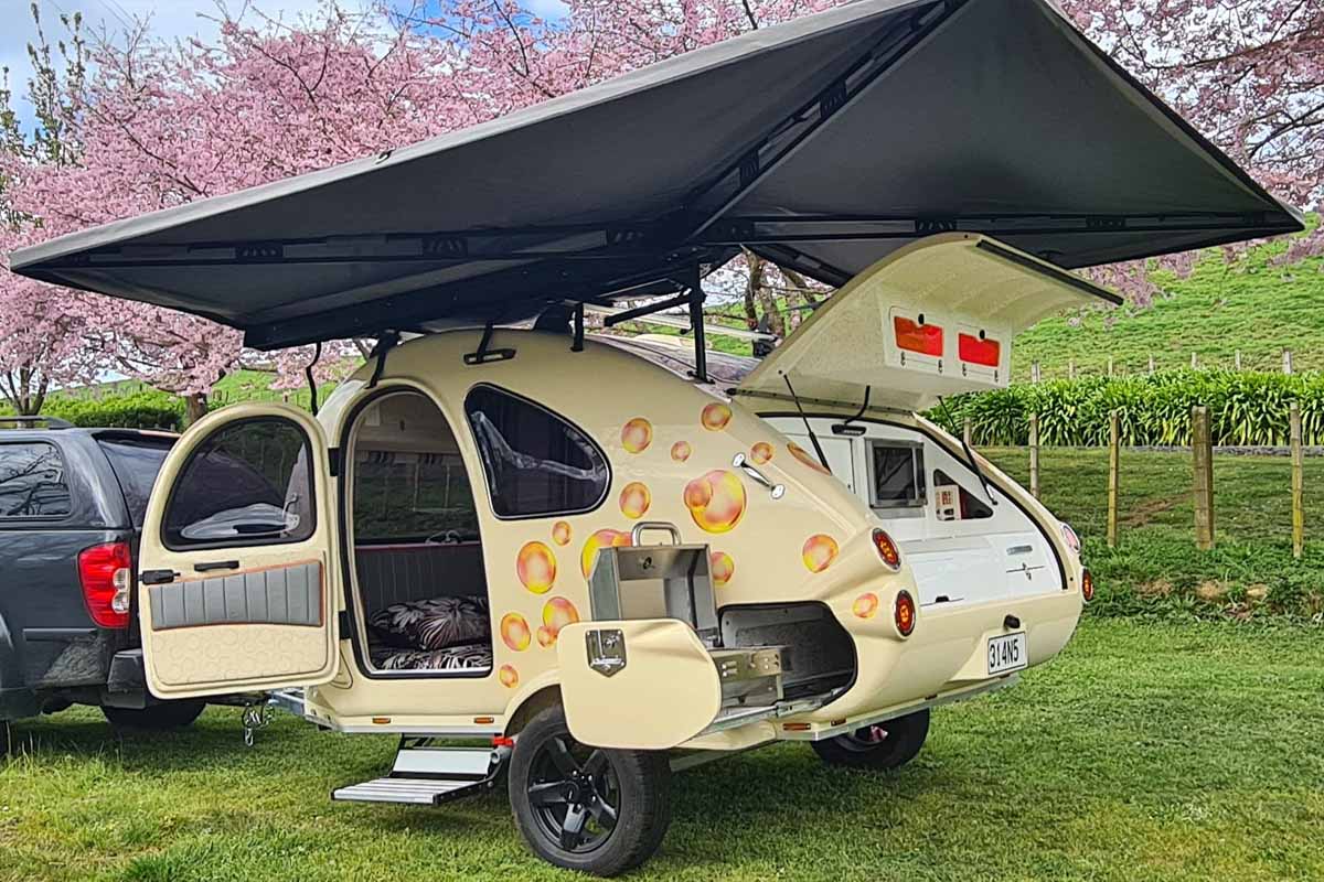 Une mini caravane Teardrop tout équipée.