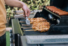 Fumer des grillades au barbecue avec des granulés de bois.