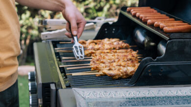 Fumer des grillades au barbecue avec des granulés de bois.