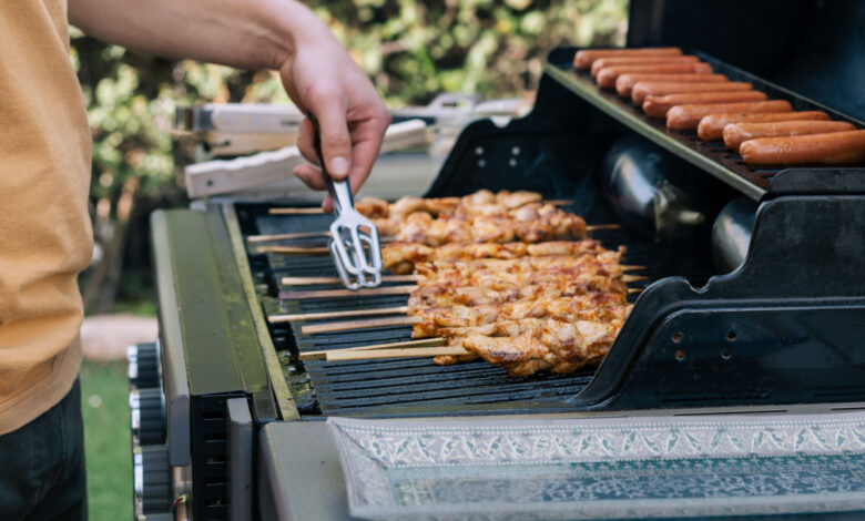 Fumer des grillades au barbecue avec des granulés de bois.