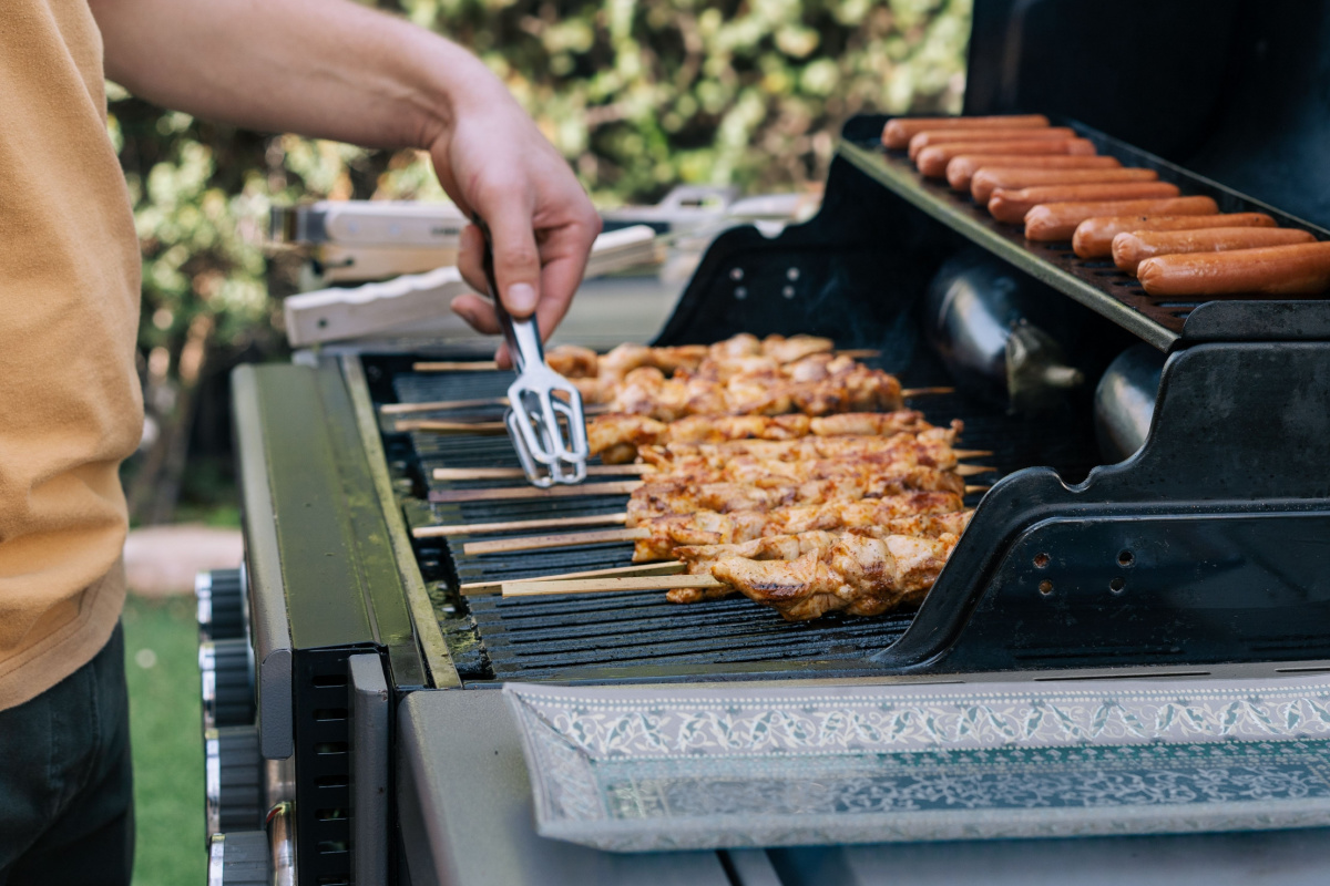 Fumer des grillades au barbecue avec des granulés de bois.