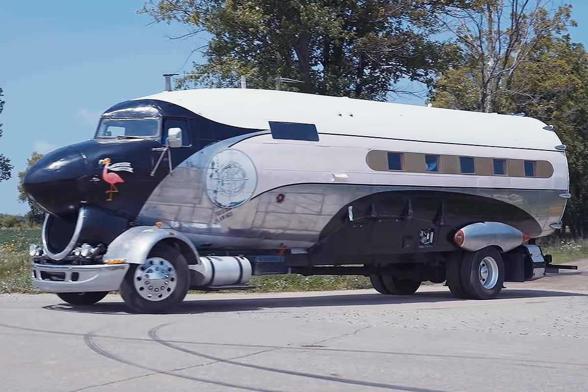 Un retraité de l'US Air Force transforme un vieil avion en camping-car.