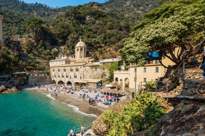 Ancienne abbaye de San Fruttuoso, X-XI siècle et ancienne tour Andrea Doria (Torre Andrea Doria, 1562), plage bondée près de Portofino