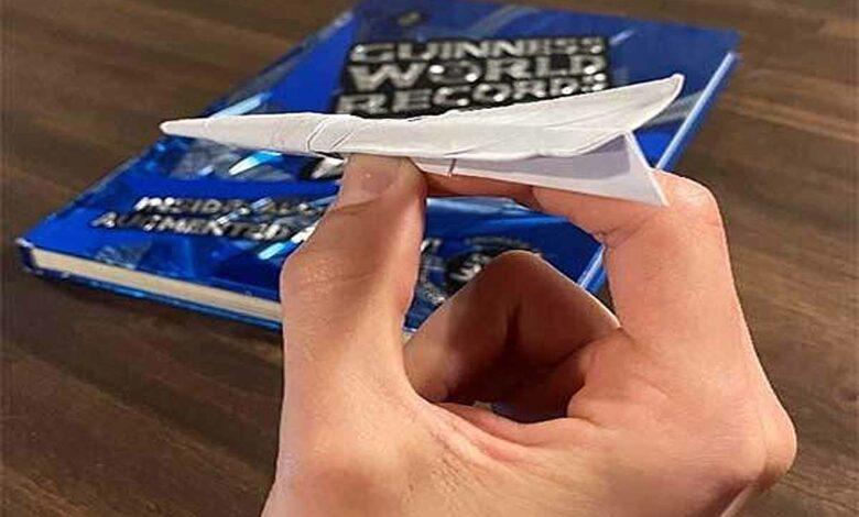 Un prototype d'avion en papier.