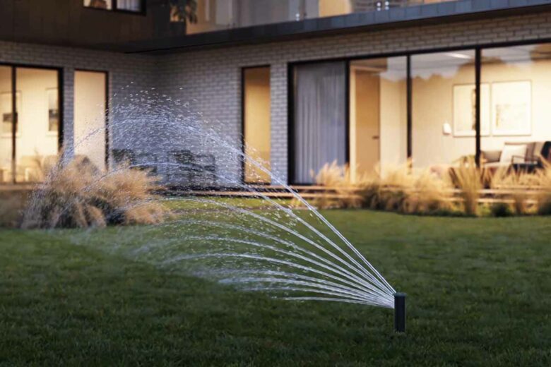 Cette invention permet de réduire d’approximativement 50 % la quantité d’eau nécessaire pour arroser un jardin.