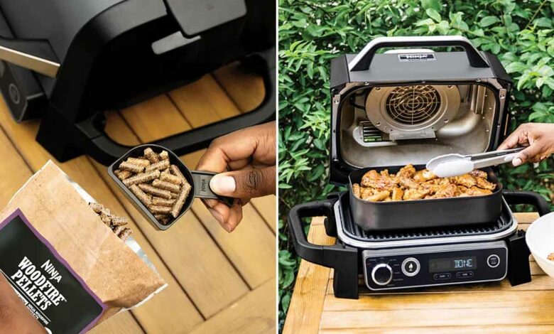 Des granulés de bois pour fumer les grillades d'un barbecue électrique.