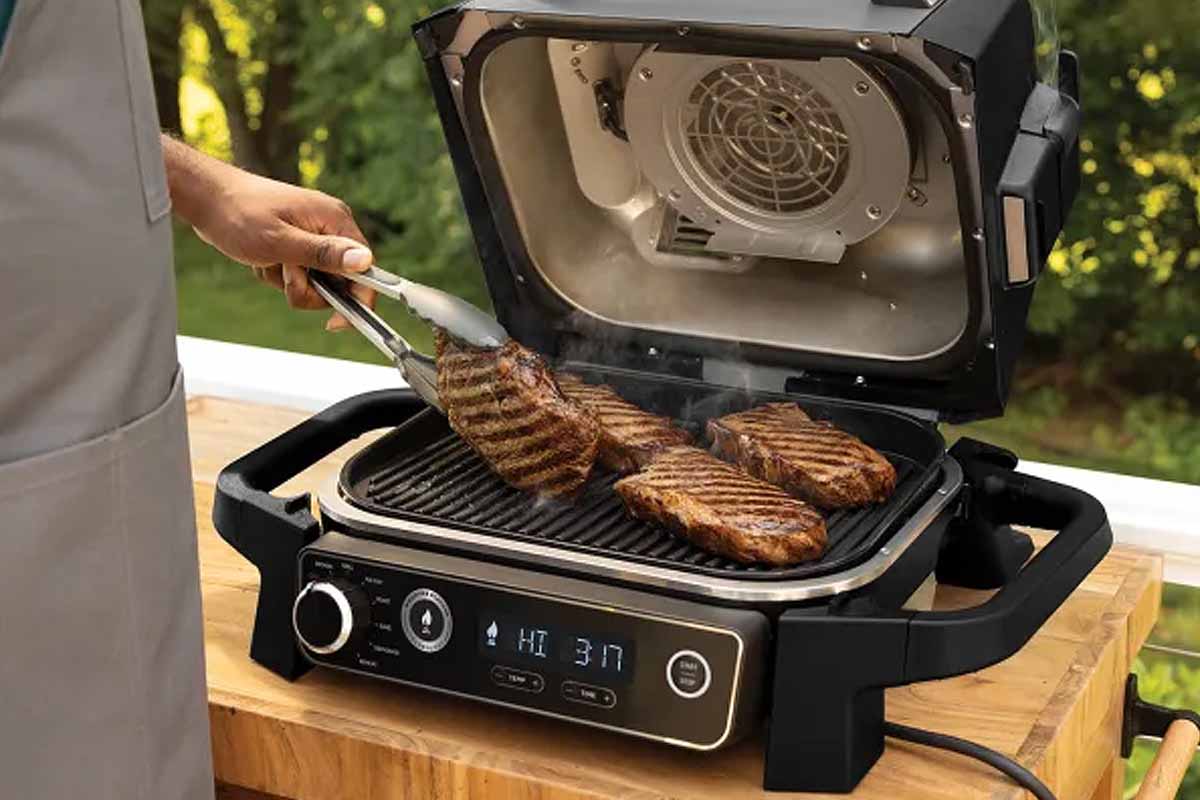 Ninja invente un barbecue électrique (et à pellets de bois) pour