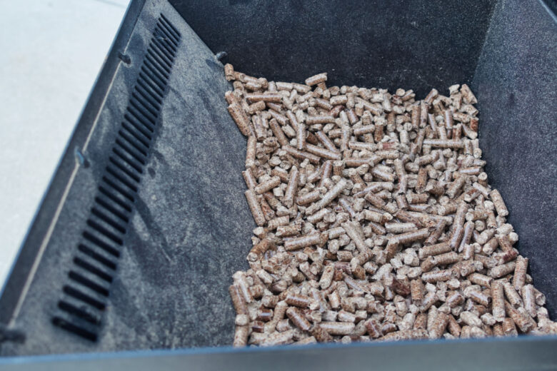 Des pellets de bois pour alimenter un barbecue. 