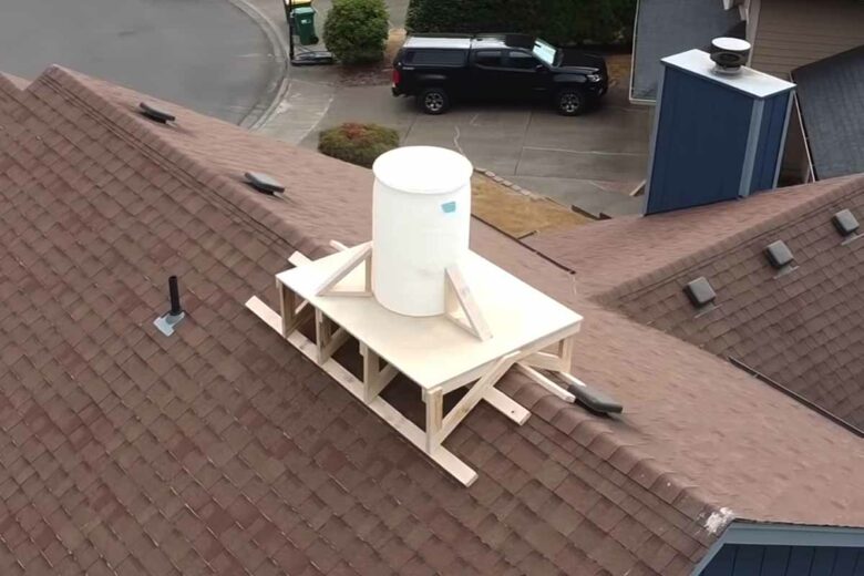 Si vous souhaitez reproduire l'expérience, vérifiez que la structure de votre toit est capable de supporter le poids du réservoir d'eau.