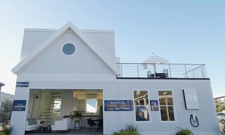 Une maison pliante à deux étages.