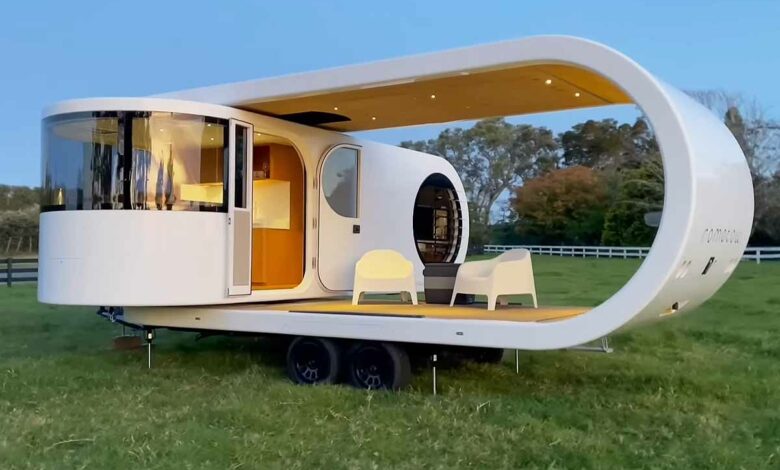 Une luxueuse caravane qui pivote pour libérer une terrasse.