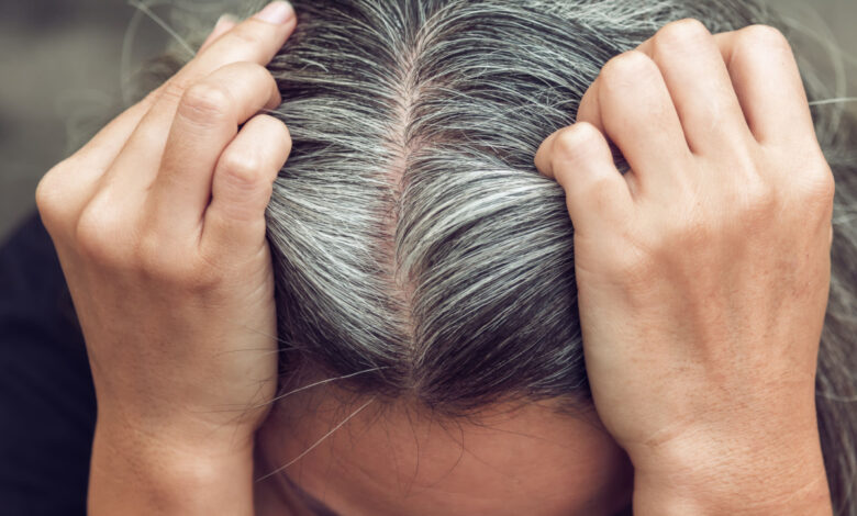 L'apparition des premiers cheveux blancs peut subvenir à n'importe quel âge.