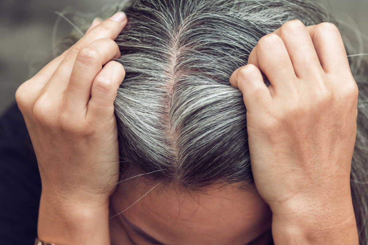 L'apparition des premiers cheveux blancs peut subvenir à n'importe quel âge.