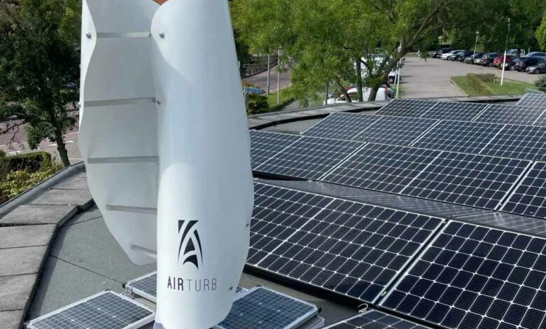 Un générateur électrique hybride éolien-solaire domestique.