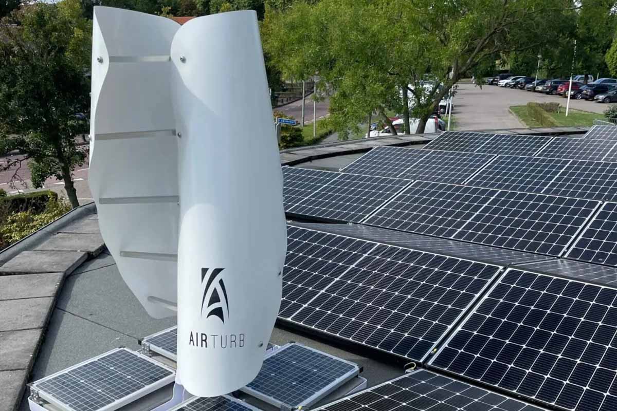 Un générateur électrique hybride éolien-solaire domestique.