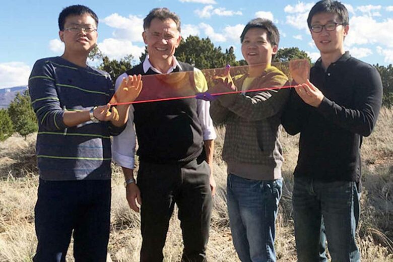Les chercheurs (de gauche à droite) Jaehoon Lim, Kaifeng Wu, Victor Klimov et Hongbo Li, tenant un morceau de leur verre LSC à points quantiques.