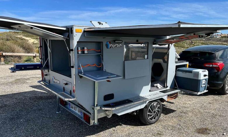 Une magnifique remorque de camping autodépendante.