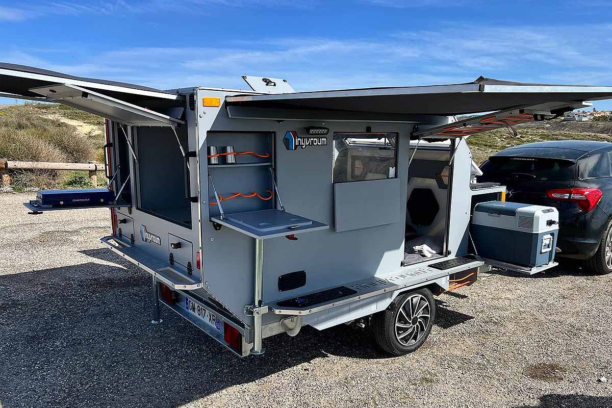 Une magnifique remorque de camping autodépendante.