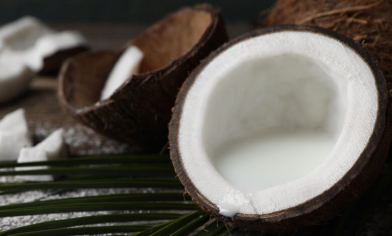L'invention d'un nouveau matériau chauffant à base de noix de coco.