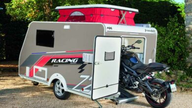 Une mini caravane capable de transporter un vélo ou une moto.