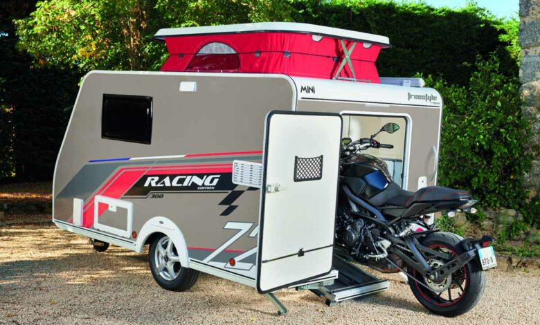 Une mini caravane capable de transporter un vélo ou une moto.