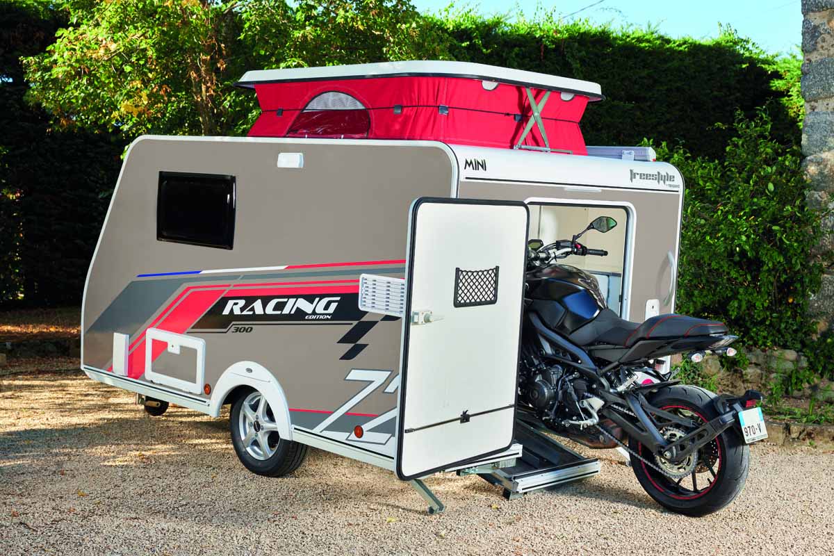 Une mini caravane capable de transporter un vélo ou une moto.