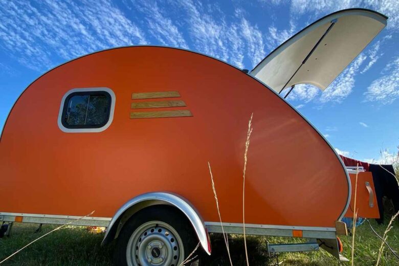 Une mini caravane fabriquée avec des matériaux naturels, recyclables ou issus de filières de recyclage.