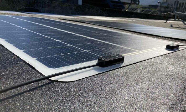 L'invention d'un panneau photovoltaïque ultra-léger pour toitures de bâtiments.