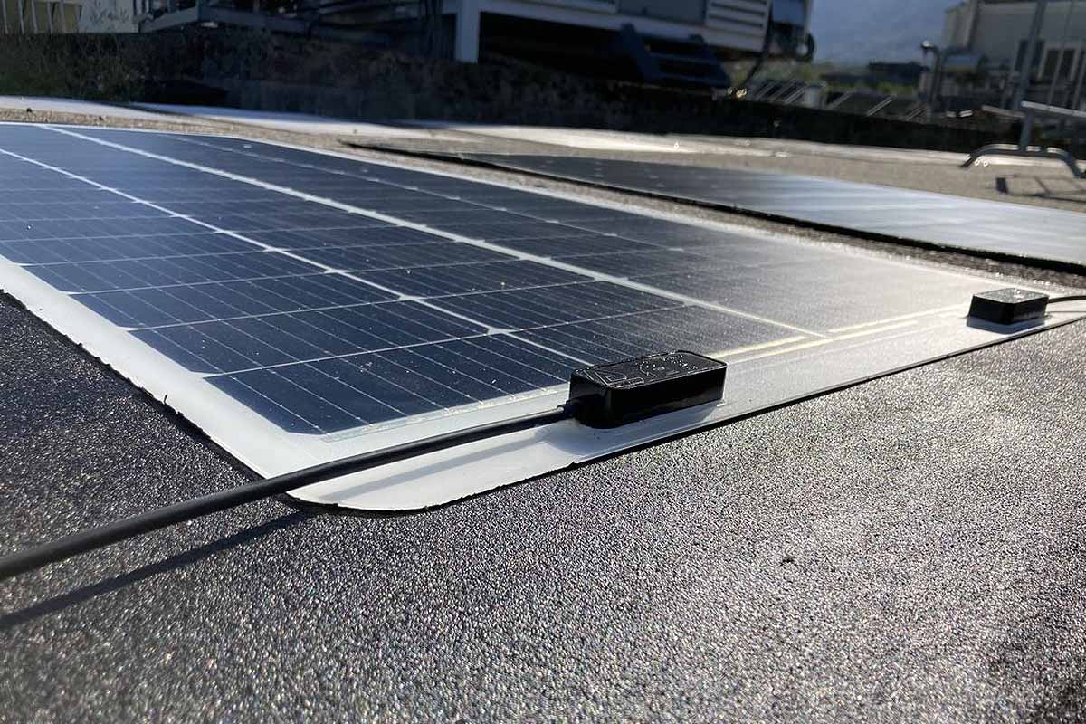 L'invention d'un panneau photovoltaïque ultra-léger pour toitures de bâtiments.