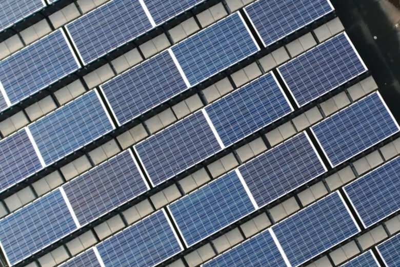 Heliup invente un panneau photovoltaïque ultra-léger et simple à poser.