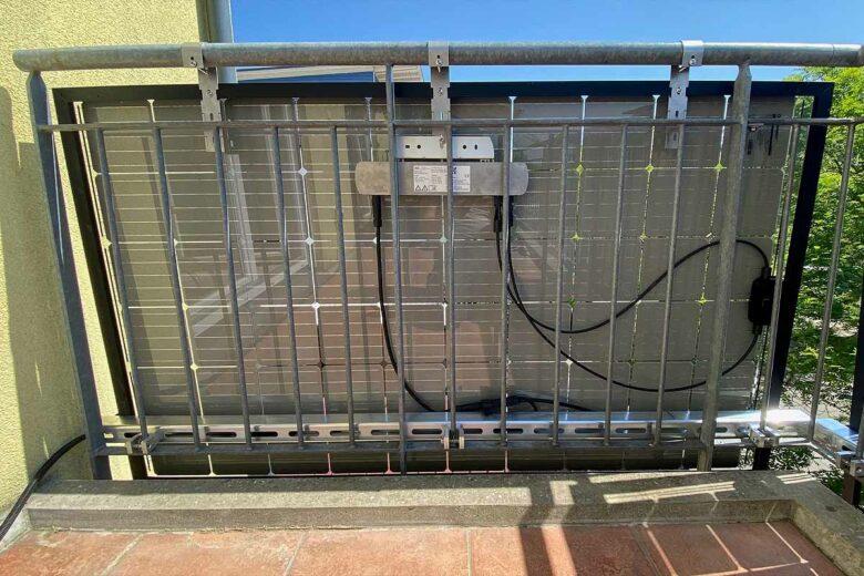 Un panneau solaire innovant qui se fixe sur les balcon.