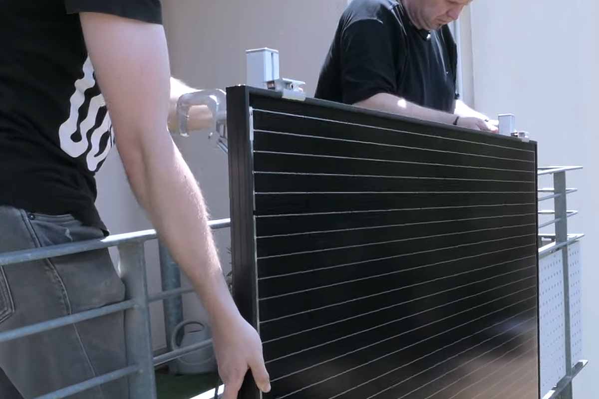 L'invention d'un panneau solaire de balcon prêt à l'emploi.