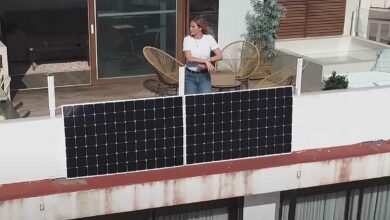 Un panneau solaire prêt à l'emploi avec une unité de stockage.