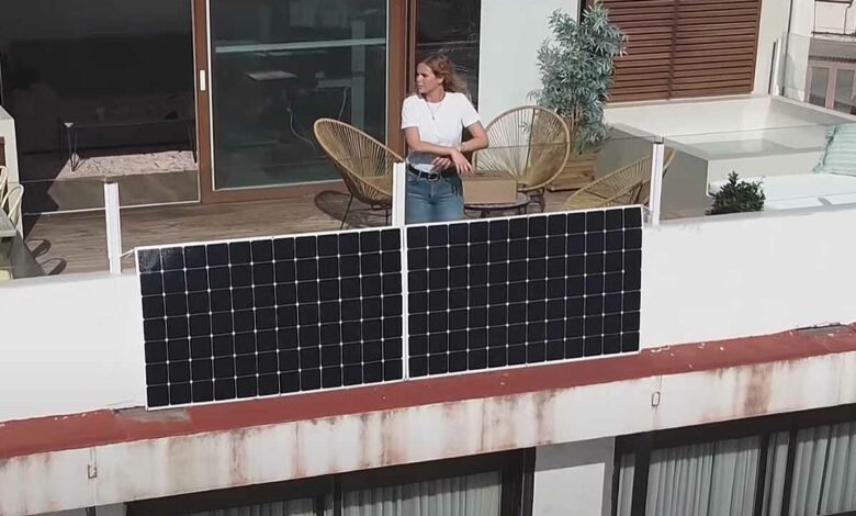 Un panneau solaire prêt à l'emploi avec une unité de stockage.